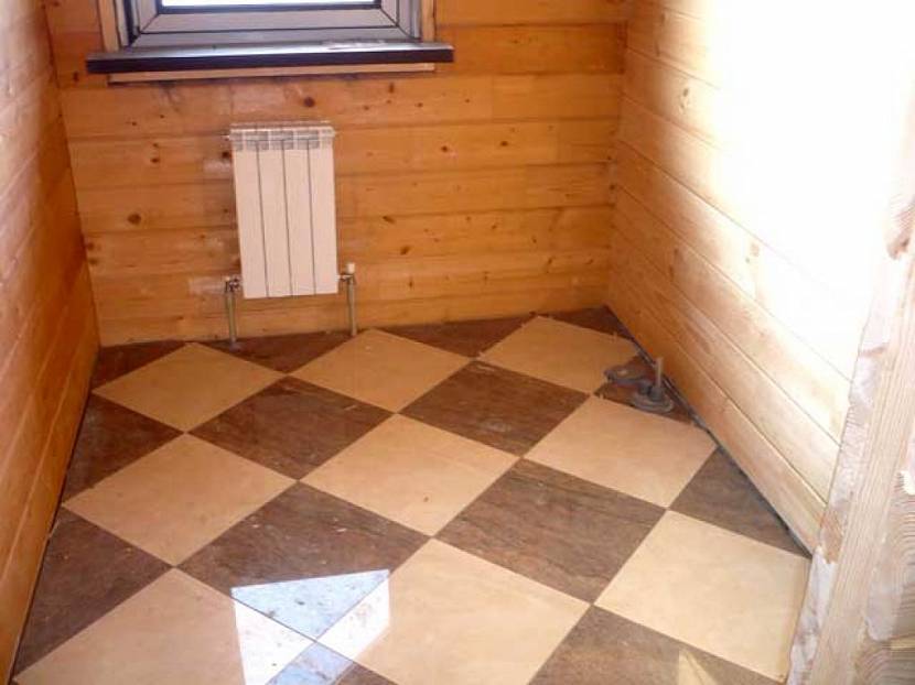 Плитка в деревянном доме в некоторых помещениях просто необходима по характеру их эксплуатации