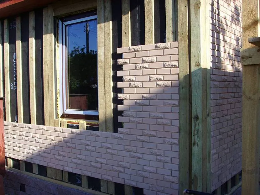 При желании изменить декоративные качества деревянного дома, при обшивке можно использовать фасадные панели из искусственного камня