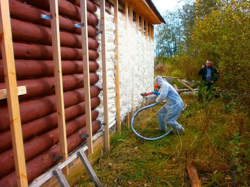 Такой способ утепления исключает возможность естественного вентилирования деревянных стен