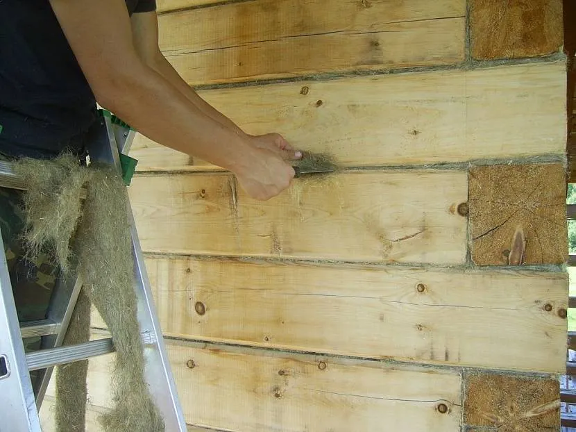 Утепление деревянного дома не исключает необходимости конопатки межвенцовых соединений